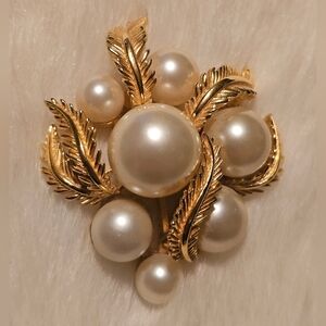 VTG Estate 50s Crown Trifari Goldtone Leafs Faux Pearls Studded 2" Brooch Pin